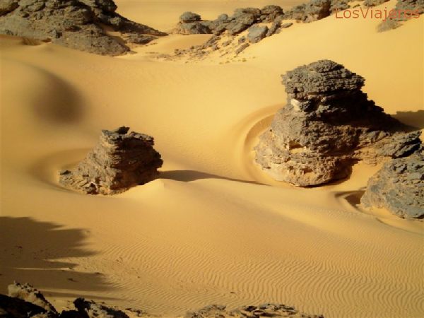 Akakus, rocks floating in a sea of sand - Libya
Akakus, rocas que emergen del mar de arena - Libia