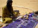 Akakus, vendedor de artesanía Tuareg - Libia
Akakus, man selling Touareg handicrafts - Libya