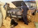 Car motor repairing - Libya
Arreglando el motor del coche - Libia