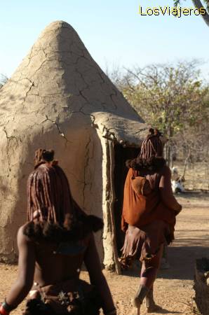 Himbas in their habitat - Namibia
Himbas con su habitat - Namibia