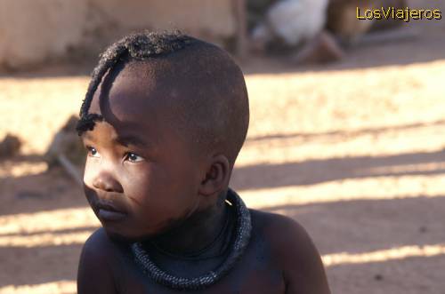 Niño de la tribu Himba en Namibia