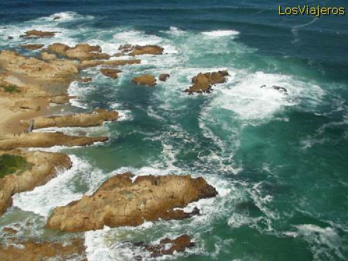 Kysna, rocas en la entrada a la laguna - Sudáfrica