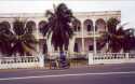 Ir a Foto: Casa colonial frente a la playa de Lomé - Togo. 
Go to Photo: Colonial House in Lome's Beach - Togo