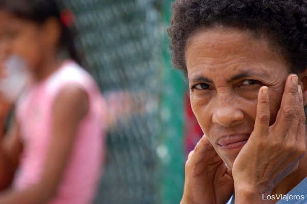 Abuela observando a los niños de la fundación El Shadday - Cartagena - Colombia
