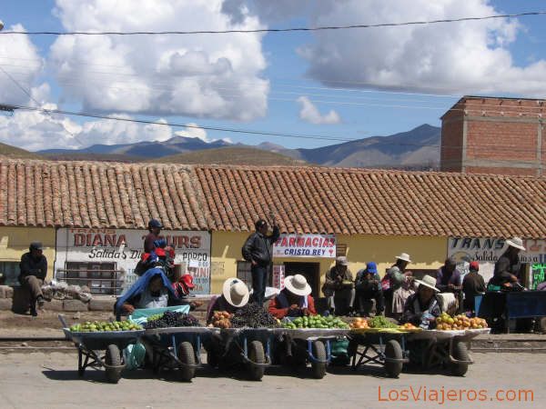 Vendedores de frutas y verduras en la terminal de autobuses de Potosí  - Bolivia