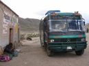 Ir a Foto: Este autobús hace la ruta Potosí - Uyuni. 6 horas de viaje 
Go to Photo: Six hours in this bus to arrive to Uyuni from Potosí