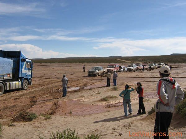 Obstruction in the road Potosí - Uyuni - Bolivia
Atasco en la carretera Potosí - Uyuni - Bolivia