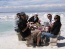 Ir a Foto: Almuerzo en el Salar 
Go to Photo: Having lunch at Uyuni Salt