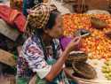 Mujer birmana fumando - Birmania
Fruit seller smoking - Myanmar