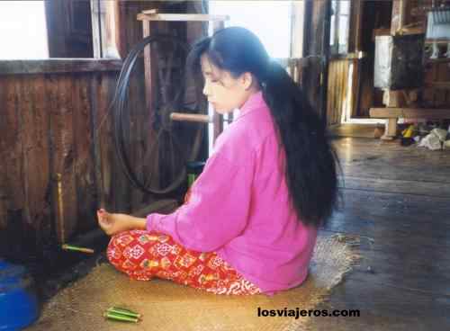 Tejiendo seda en el lago Inle - Myanmar
Silk weaver in Inle Lake - Myanmar