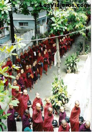 Procesion de monjes budistas - Amarapura - Myanmar
Ceremony of Buddhist Monks - Amarapura - Myanmar