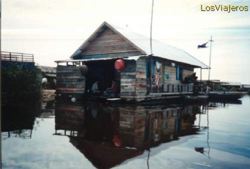 Casas flotantes sobre el lago Tonlé Sap - Camboya