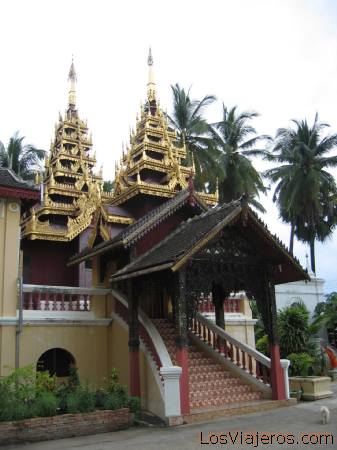Otro ejemplo de templo estilo birmano eb Lampang - Tailandia