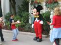 Go to big photo: Mickey Mouse signing autographs - Disneyland París