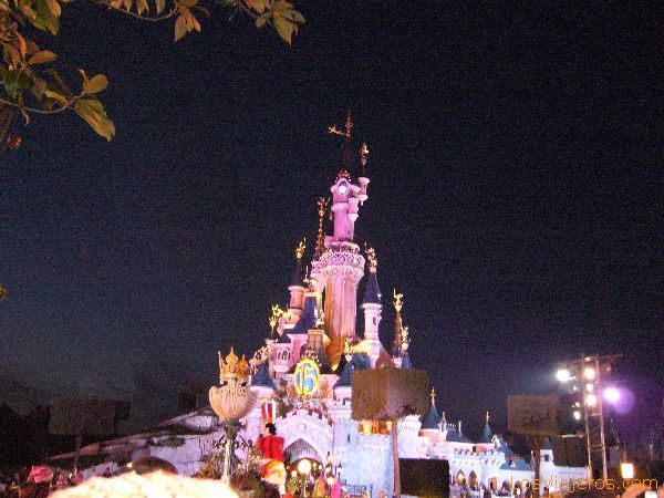 Al anochecer el castillo enciende sus luces - Disneyland París - Francia