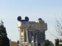 Ampliar Foto: El emblema de los Estudios Disney y al fondo la Torre del Terror - Walt Disney Studios