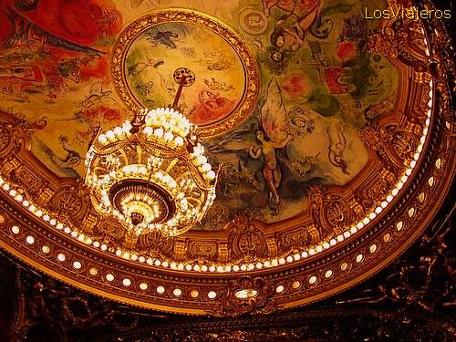 Techo del interior de la Opéra de París - Francia
The chandlier inside the hall of the magnificent Paris Opera - France