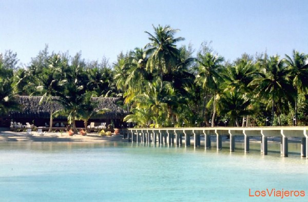 Bora Bora. Embarcadero del hotel Eden Beach - Oceania