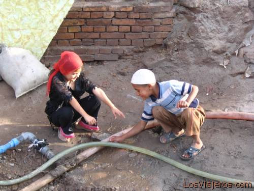 Dos niños jugando(Ciudad Antigua)-Kasghar.-China - Asia
Two children playing (Old Town)-Kashgar.-China - Asia